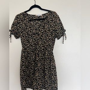 FLORAL BLACK FLOWY MINI DRESS | Size M